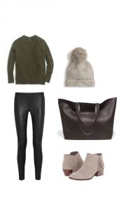 Dark and chic winter outfit, perfect for snow. What to pack for a Ski Trip. 20 items, 10+ days/outfits, 1 carry on suitcase. #travellight #packingtips #traveltips