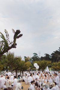 Le Diner in SF, all white dinner party