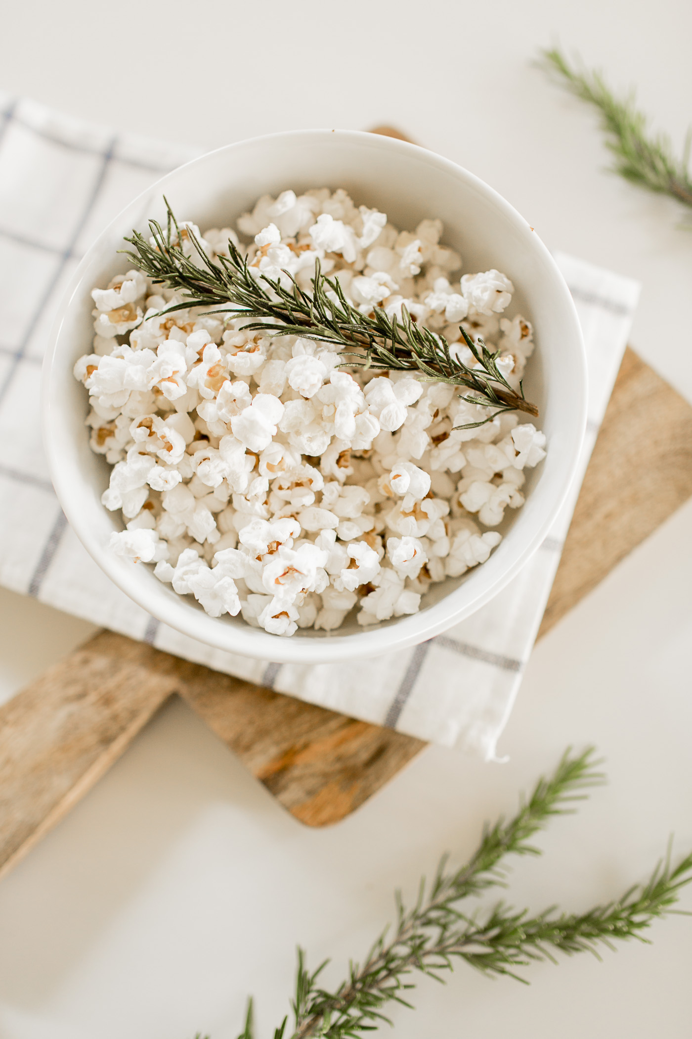 Olive Oil and Rosemary Popcorn, a perfect and easy snack!