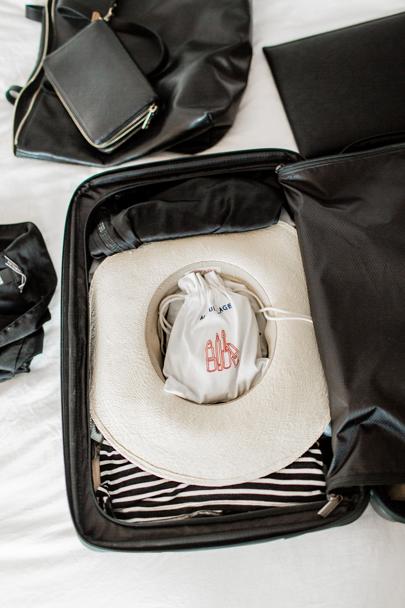 The hat packing trip, how to pack a hat in a suitcase without damaging it.