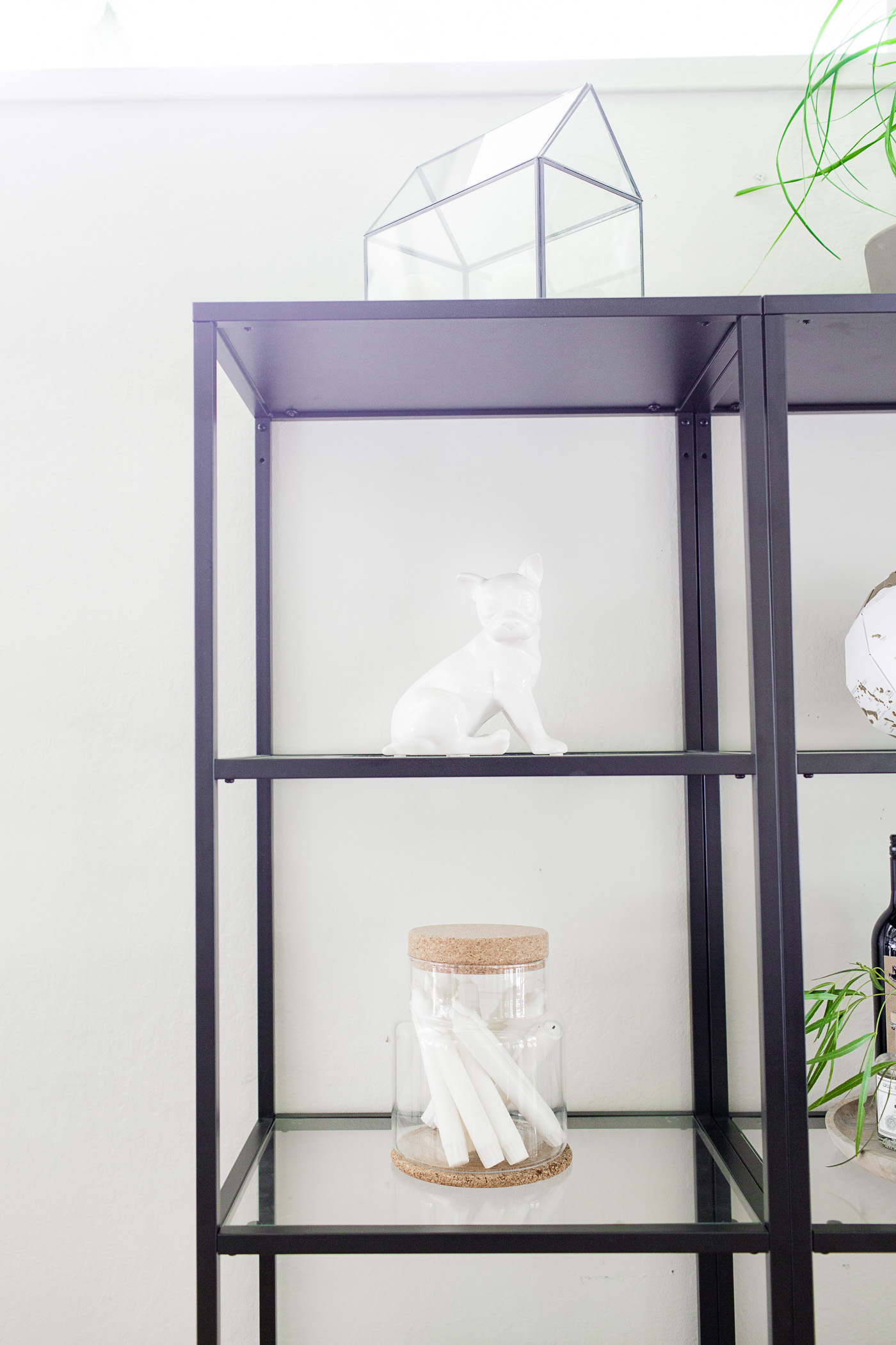 Easy steps to style a shelf, featuring my Ikea Vittsjö shelves.